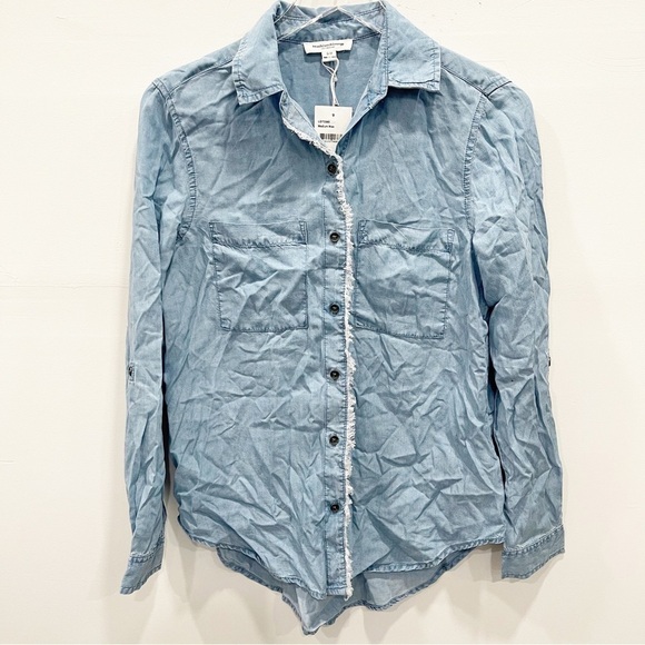 BeachLunchLounge Harlow Denim Shirt Medium Wash Frayed Trim Size Small - Picture 2 of 13